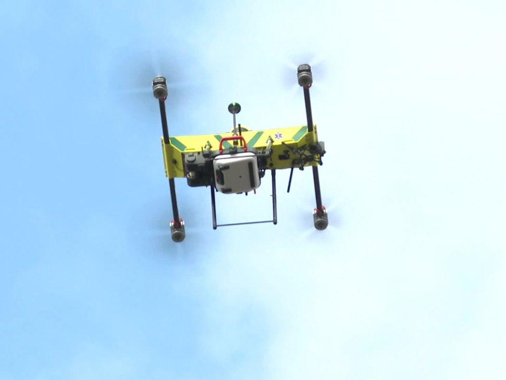 Drone d'urgence opération de livraison de défibrillateur en cas d'urgence cardiaque CHU de Rouen