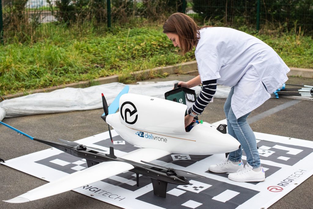 Transport médical par drone chargement du drone par les équipes médicales