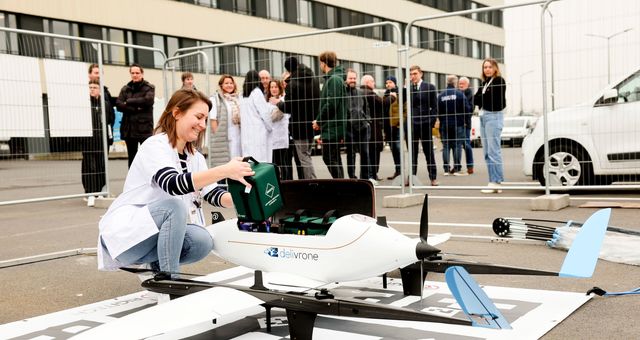 Chargement du drone par les équipes médicales