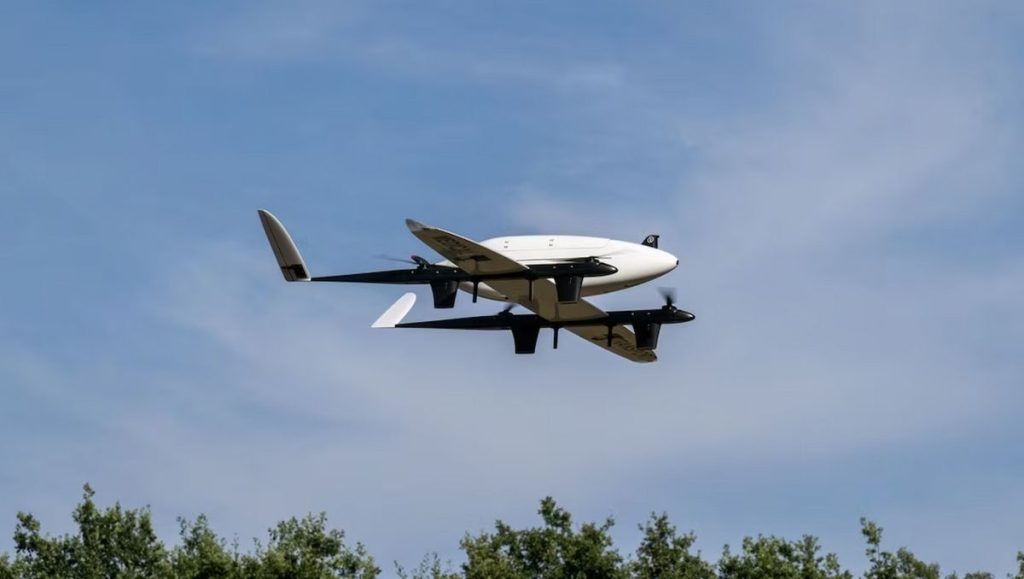 Drone Delivrone en vol opération de transport médical
