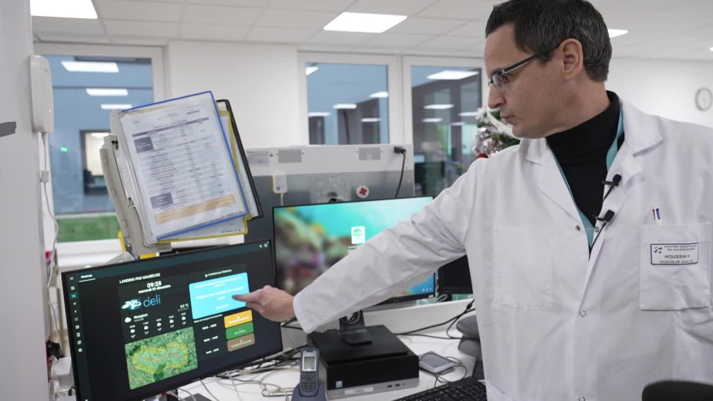 Pierre Houssin montrant la plateforme Delivrone Drone Logistics V1